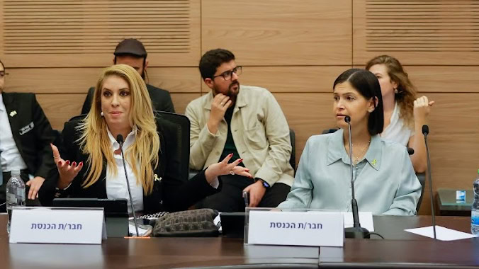 חברות הכנסת שלי טל מירון (משמאל) וקארין אלהרר, בדיון על חוק ההשתלטות הפוליטית על מועצת תאגיד השידור, ועדת הכלכלה של הכנסת, 29.10.25 (צילום: נועם מושקוביץ, דוברות הכנסת)