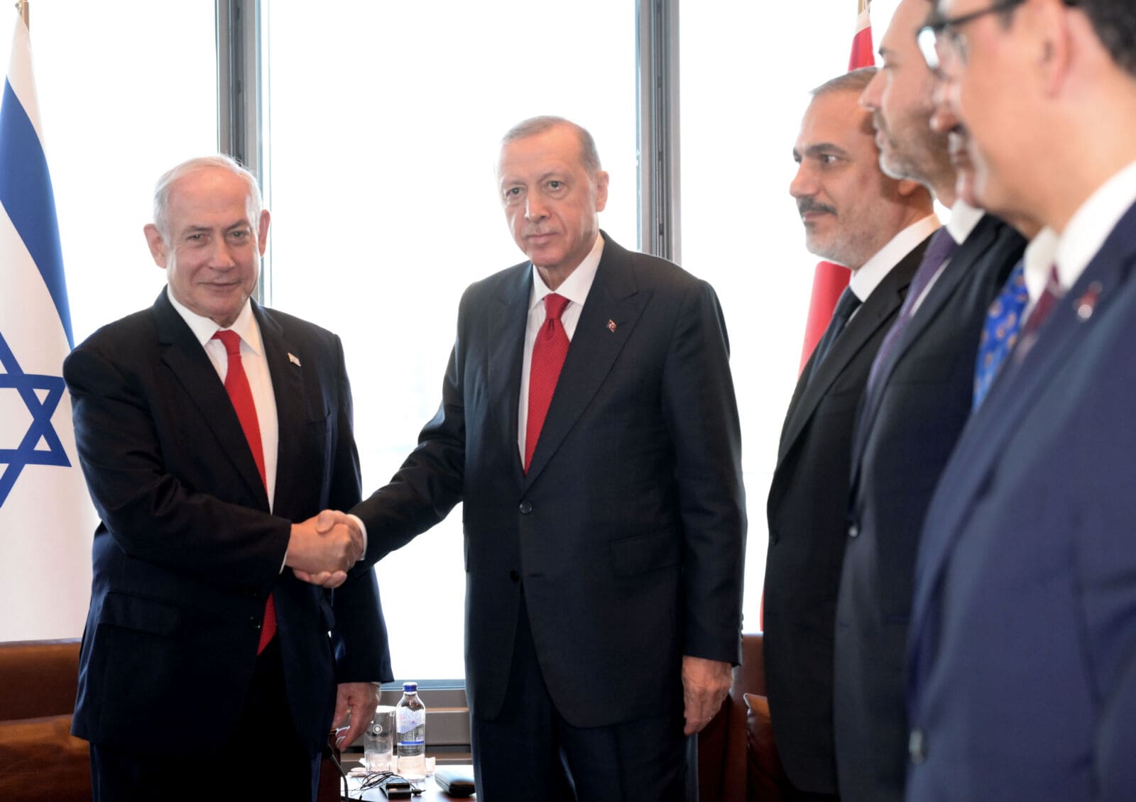 רה"מ הנאשם בנימין נתניהו נועד עם הרודן הטורקי רג'פ טאייפ ארדואן, העצרת הכללית של האו"ם, ניו-יורק, 19.9.2023 (צילום: אבי אוחיון, לע"מ) רה"מ הנאשם בנימין נתניהו נועד עם הרודן הטורקי רג'פ טאייפ ארדואן, העצרת הכללית של האו"ם, ניו-יורק, 19.9.2023 (צילום: אבי אוחיון, לע"מ)