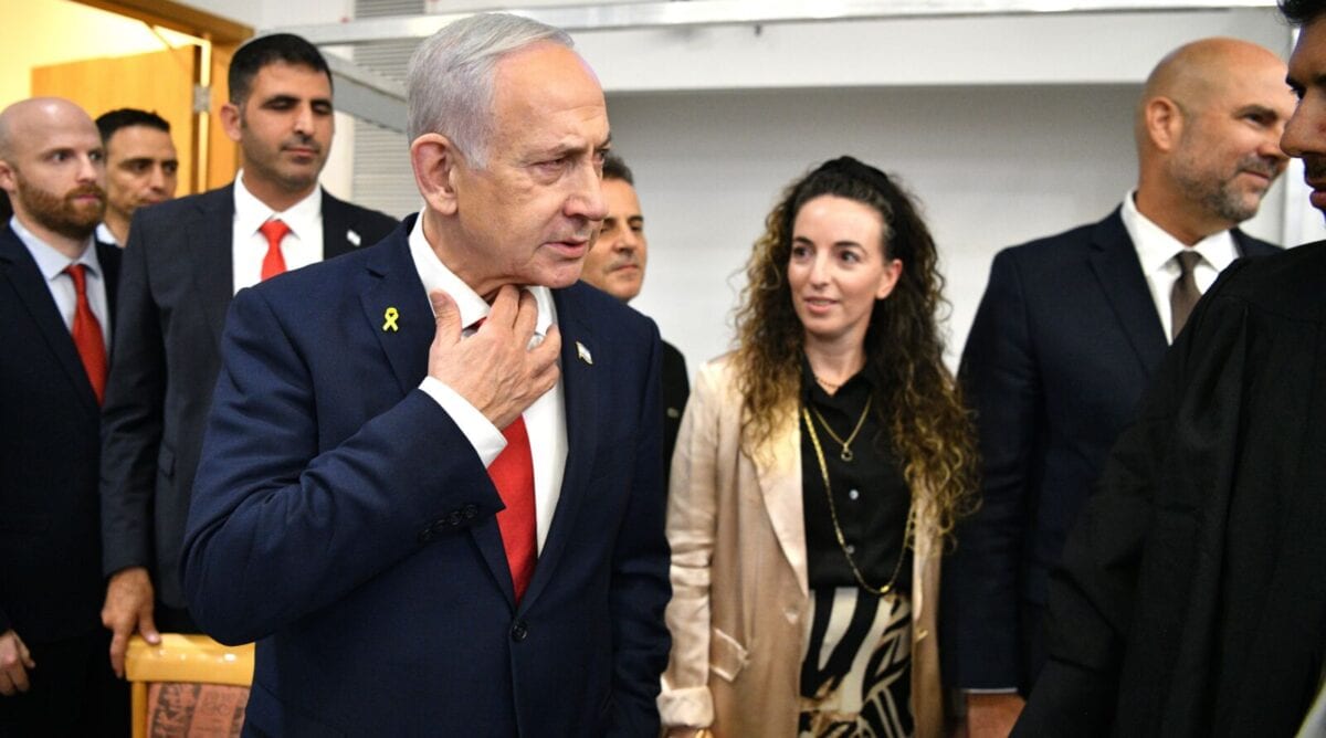 רה"מ הנאשם בנימין נתניהו לפני תחילת עדותו במשפטו הפלילי. לצידו מימין: יו"ר הכנסת אמיר אוחנה והשרים מהליכוד עידית סילמן ושלמה קרעי, ביהמ"ש המחוזי בת"א, 15.10.25 (צילום: ראובן קסטרו) רה"מ הנאשם בנימין נתניהו לפני תחילת עדותו במשפטו הפלילי. לצידו מימין: יו"ר הכנסת אמיר אוחנה והשרים מהליכוד עידית סילמן ושלמה קרעי, ביהמ"ש המחוזי בת"א, 15.10.25 (צילום: ראובן קסטרו)
