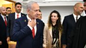 רה"מ הנאשם בנימין נתניהו לפני תחילת עדותו במשפטו הפלילי. לצידו מימין: יו"ר הכנסת אמיר אוחנה והשרים מהליכוד עידית סילמן ושלמה קרעי, ביהמ"ש המחוזי בת"א, 15.10.25 (צילום: ראובן קסטרו)