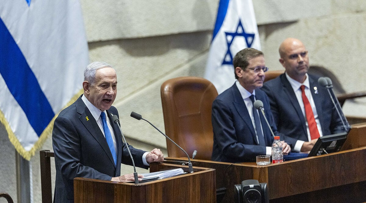 משמאל: רה"מ הנאשם בנימין נתניהו, נשיא המדינה יצחק הרצוג, יו"ר הכנסת אמיר אוחנה, פתיחת מושב החורף של הכנסת, 20.10.25 (צילום: חיים גולדברג) משמאל: רה"מ הנאשם בנימין נתניהו, נשיא המדינה יצחק הרצוג, יו"ר הכנסת אמיר אוחנה, פתיחת מושב החורף של הכנסת, 20.10.25 (צילום: חיים גולדברג)