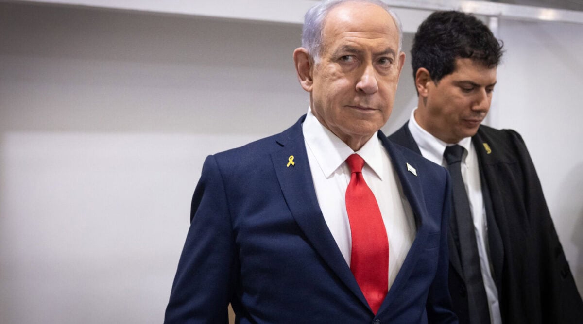 הנאשם בנימין נתניהו ועורך דינו עמית חדד (מימין), ביהמ"ש המחוזי בתל-אביב, 28.10.25 (צילום: מרים אלסטר) הנאשם בנימין נתניהו ועורך דינו עמית חדד (מימין), ביהמ"ש המחוזי בתל-אביב, 28.10.25 (צילום: מרים אלסטר)