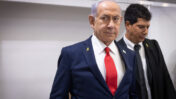 הנאשם בנימין נתניהו ועורך דינו עמית חדד (מימין), ביהמ"ש המחוזי בתל-אביב, 28.10.25 (צילום: מרים אלסטר)