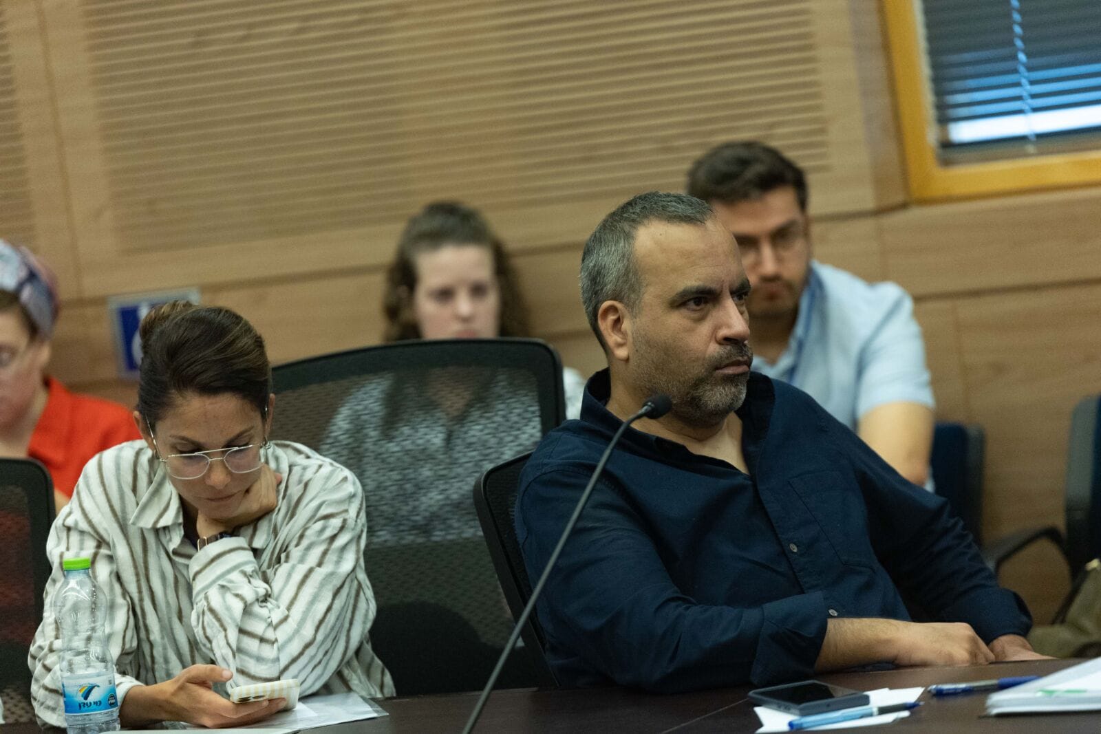 מנכ"ל התאגיד גולן יוכפז וראש מחלקת רגולציה איילה מזרחי, בדיון על חוק ההשתלטות הפוליטית על מועצת תאגיד השידור, ועדת הכלכלה של הכנסת, 29.10.25 (צילום: יונתן זינדל)