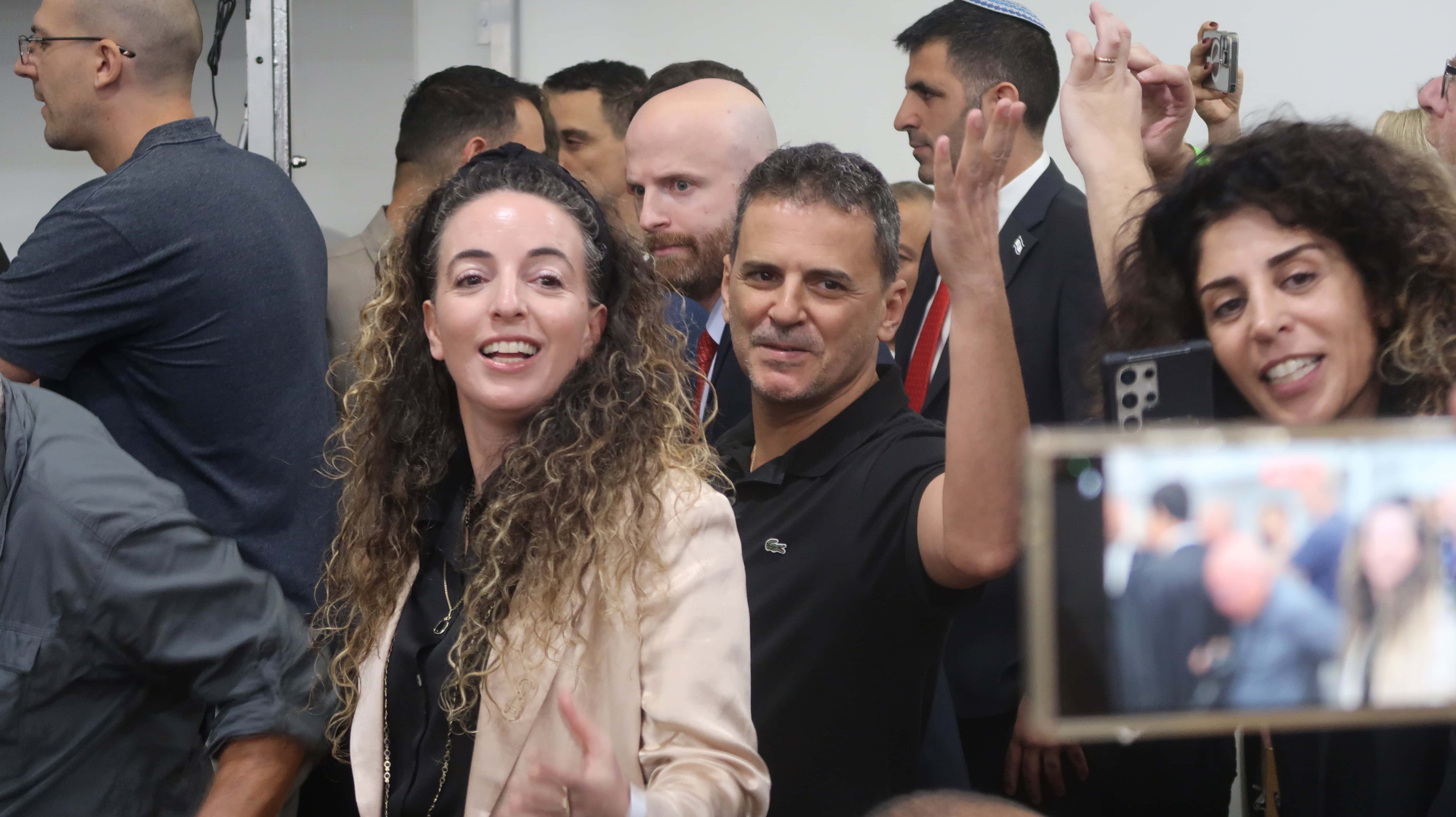 כנרת בראשי (מימין), השרים עידית סילמן ושלמה קרעי, ואלון חדד, בן זוגו של יו"ר הכנסת אמיר אוחנה, בשנה שעברה בפתח אחד מימי עדותו של נתניהו (צילום: אורן פרסיקו) כנרת בראשי (מימין), השרים עידית סילמן ושלמה קרעי, ואלון חדד, בן זוגו של יו"ר הכנסת אמיר אוחנה, בשנה שעברה בפתח אחד מימי עדותו של נתניהו (צילום: אורן פרסיקו)