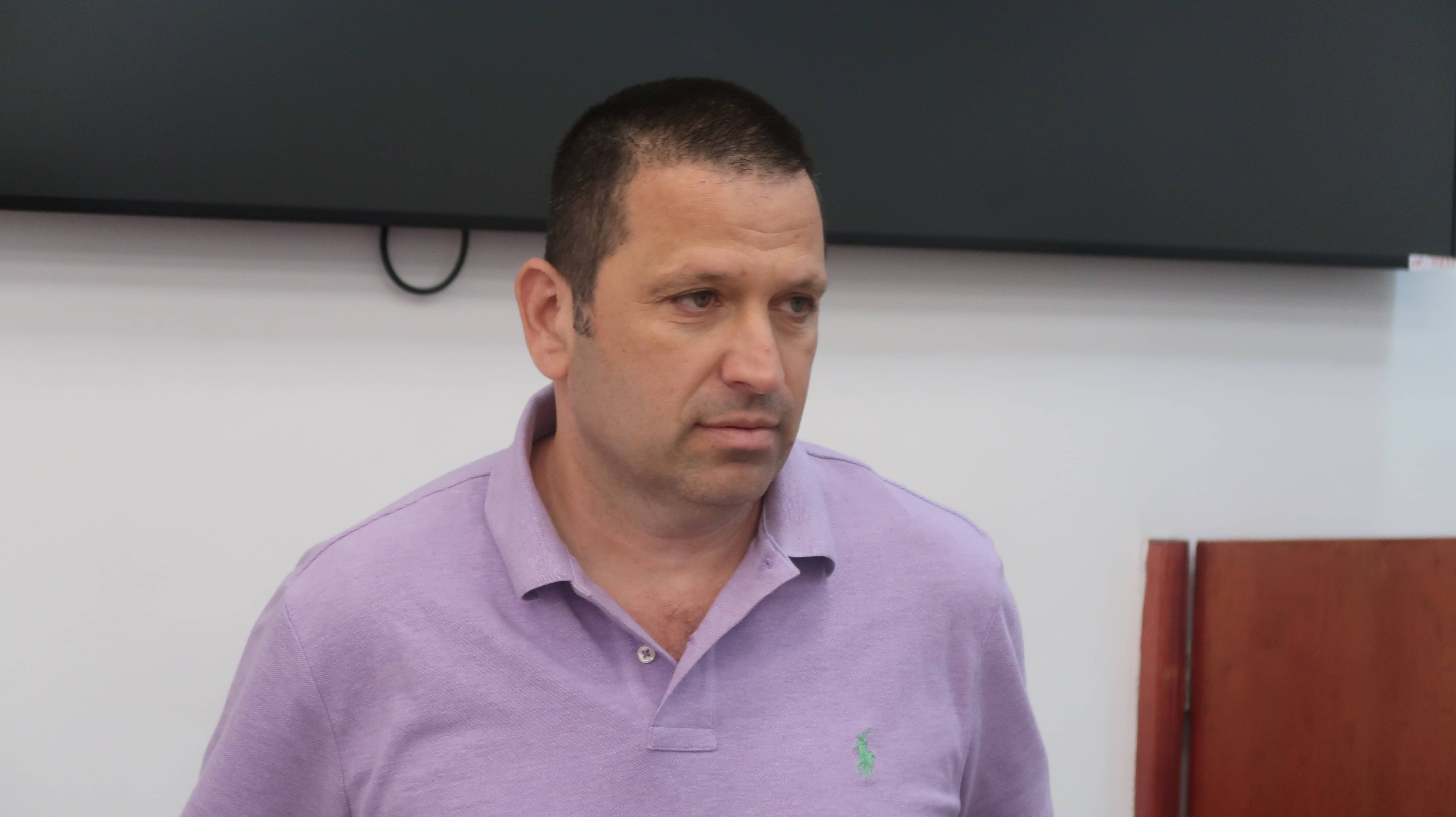 דובי שרצר, לפני חקירתו הנגדית במשפט המו"לים, 22.10.2025 (צילום: אורן פרסיקו)