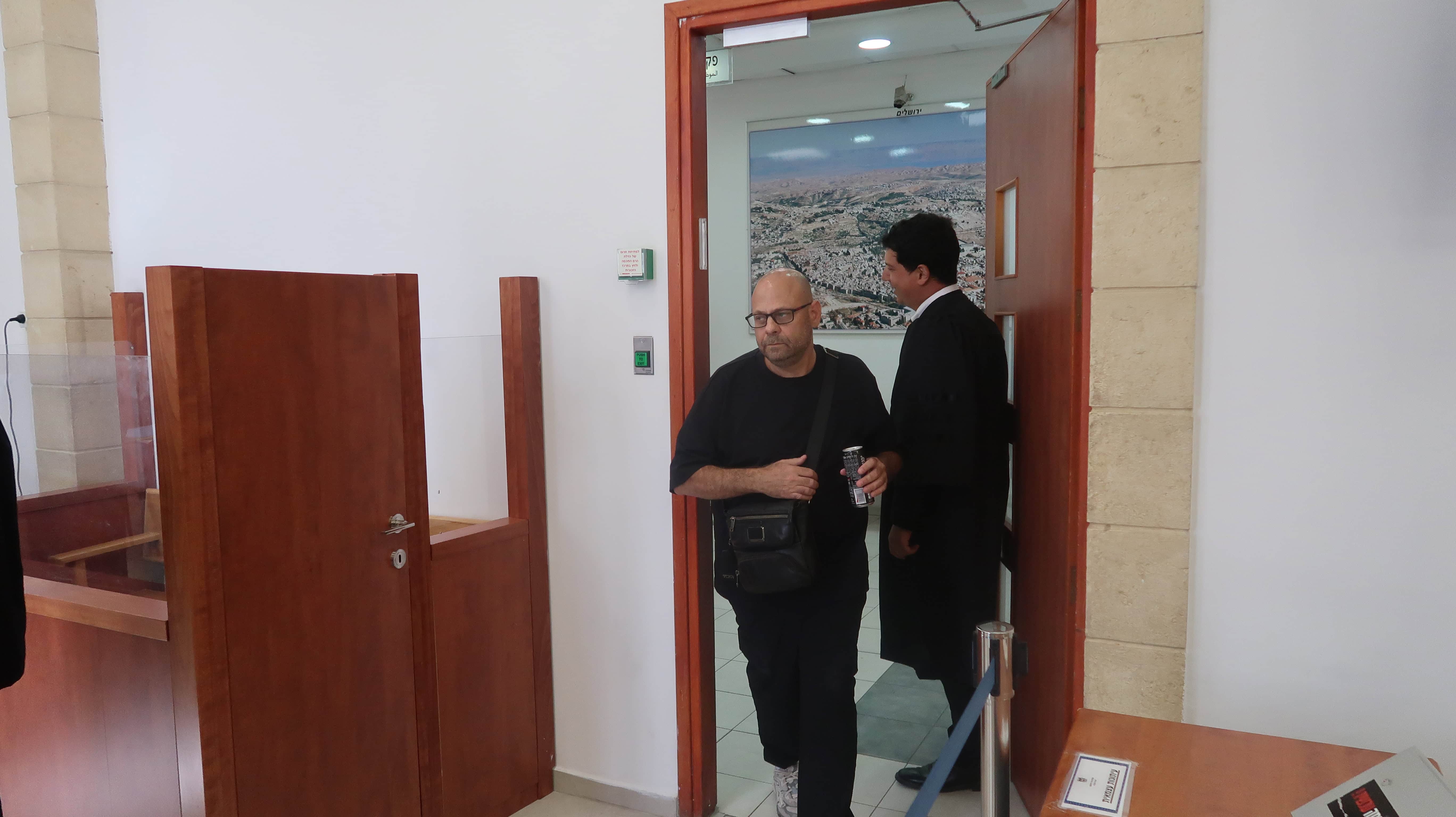 צחי חבקין לפני מתן עדותו במשפט המו"לים. לצדו: עו"ד עמית חדד, סנגורו של הנאשם בנימין נתניהו. בית המשפט המחוזי בירושלים, 22.10.2025 (צילום: אורן פרסיקו) צחי חבקין לפני מתן עדותו במשפט המו"לים. לצדו: עו"ד עמית חדד, סנגורו של הנאשם בנימין נתניהו. בית המשפט המחוזי בירושלים, 22.10.2025 (צילום: אורן פרסיקו)