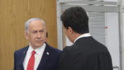 ראש הממשלה בנימין נתניהו משוחח עם עו"ד עמית חדד לפני יום עדותו ה-47, 28.10.25 (צילום: אורן פרסיקו)