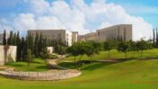 קמפוס האוניברסיטה הפתוחה ברעננה (צילום: גדעון מרקוביץ', רשיון CC BY-SA 4.0)