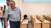 ח"כ דוד ביטן בפתח יום העדות החמישי במשפט השוחד שלו. בית המשפט המחוזי בלוד, 21.10.2025 (צילום: איתמר ב"ז)