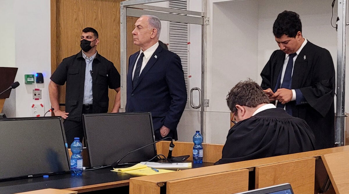 בנימין נתניהו, ראש ממשלת ישראל, בפתח יום עדותו ה-48 (מימין: סנגוריו עמית חדד וישראל וולנרמן). בית המשפט המחוזי בתל אביב, 29.10.2025 (צילום: איתמר ב"ז) בנימין נתניהו, ראש ממשלת ישראל, בפתח יום עדותו ה-48 (מימין: סנגוריו עמית חדד וישראל וולנרמן). בית המשפט המחוזי בתל אביב, 29.10.2025 (צילום: איתמר ב"ז)