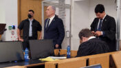 בנימין נתניהו, ראש ממשלת ישראל, בפתח יום עדותו ה-48 (מימין: סנגוריו עמית חדד וישראל וולנרמן). בית המשפט המחוזי בתל אביב, 29.10.2025 (צילום: איתמר ב"ז)