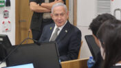ראש הממשלה הנאשם בשוחד בנימין נתניהו, במהלך יום עדותו ה-53, 17.11.25 (צילום: אורן פרסיקו)