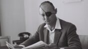משה דיין קורא עיתון, 1959 (צילום: פריץ כהן, לע"מ)