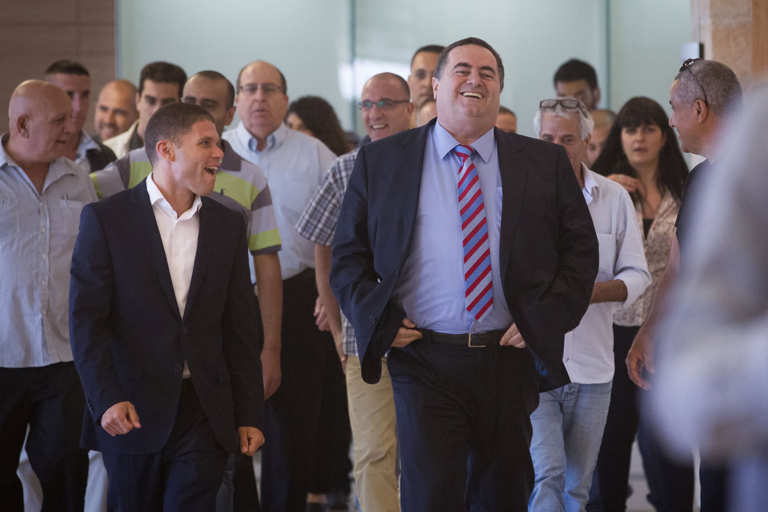 ישראל כץ, בעת שכיהן כשר התחבורה, עם עוזרו עידן פרץ. הכנסת, יוני 2015 (צילום: מרים אלסטר) ישראל כץ, בעת שכיהן כשר התחבורה, עם עוזרו עידן פרץ. הכנסת, יוני 2015 (צילום: מרים אלסטר)