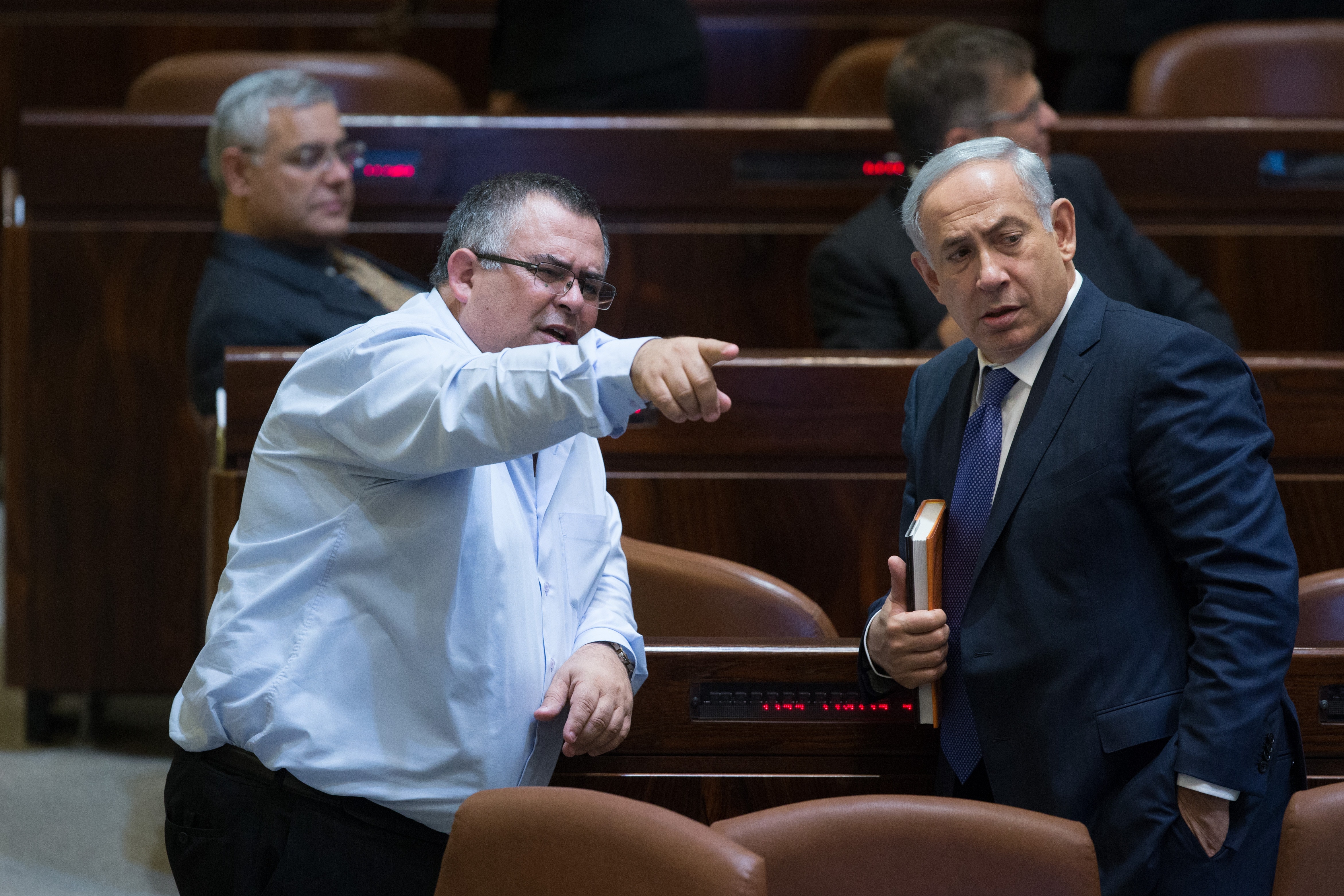 ח"כ דוד ביטן עם ראש הממשלה בנימין נתניהו במליאת הכנסת, נובמבר 2015 (צילום: יונתן זינדל) ח"כ דוד ביטן עם ראש הממשלה בנימין נתניהו במליאת הכנסת, נובמבר 2015 (צילום: יונתן זינדל)