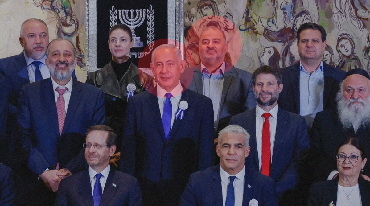 יו"ר רע"מ מנסור עבאס ורה"מ הנאשם בנימין נתניהו. השבעת הכנסת, 15.11.2022 (צילום: אוליבייה פיטוסי) יו"ר רע"מ מנסור עבאס ורה"מ הנאשם בנימין נתניהו. השבעת הכנסת, 15.11.2022 (צילום: אוליבייה פיטוסי)