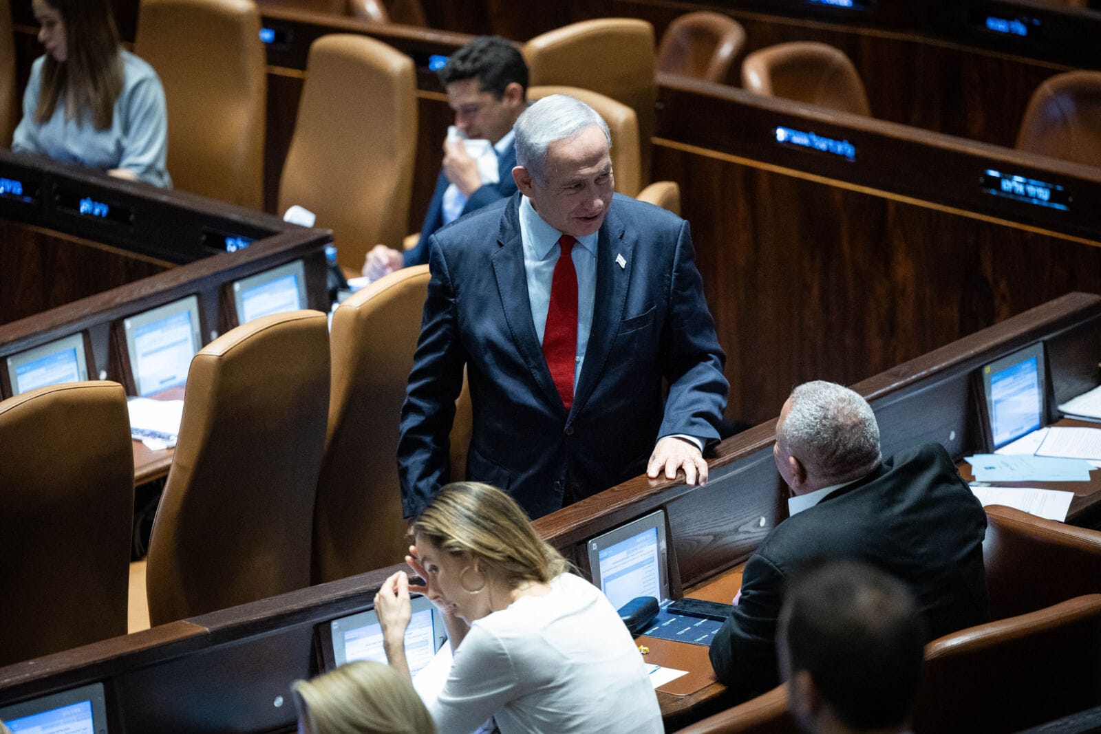 רה"מ הנאשם בנימין נתניהו (עומד) משוחח עם ח"כ גדי איזנקוט, מליאת הכנסת, 26.6.2023 (צילום: יונתן זינדל) רה"מ הנאשם בנימין נתניהו (עומד) משוחח עם ח"כ גדי איזנקוט, מליאת הכנסת, 26.6.2023 (צילום: יונתן זינדל)