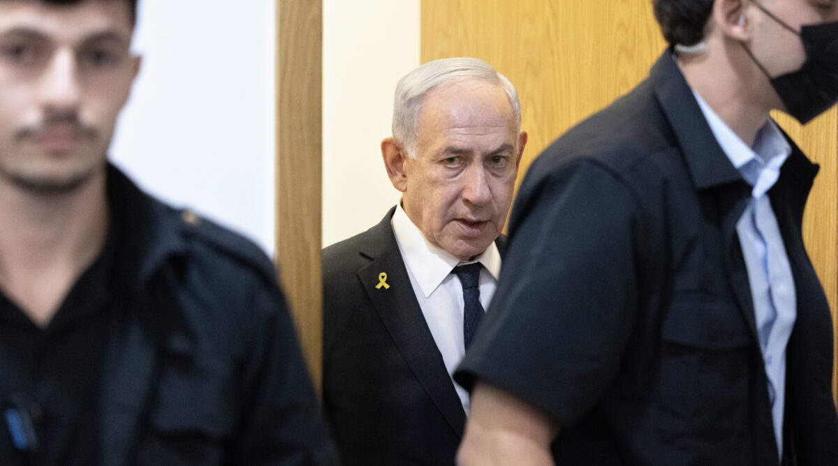 בנימין נתניהו, ראש ממשלת ישראל, בפתח אחד מימי עדותו במשפטו הפלילי. בית המשפט המחוזי בתל-אביב, 10.9.2025 (צילום: מוטי מילרוד)