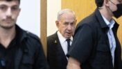 בנימין נתניהו, ראש ממשלת ישראל, בפתח אחד מימי עדותו במשפטו הפלילי. בית המשפט המחוזי בתל-אביב, 10.9.2025 (צילום: מוטי מילרוד)