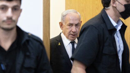 בנימין נתניהו, ראש ממשלת ישראל, בפתח אחד מימי עדותו במשפטו הפלילי. בית המשפט המחוזי בתל-אביב, 10.9.2025 (צילום: מוטי מילרוד)