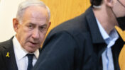 בנימין נתניהו, ראש ממשלת ישראל, בפתח אחד מימי עדותו במשפטו הפלילי. בית המשפט המחוזי בתל-אביב, 10.9.2025 (צילום: מוטי מילרוד)