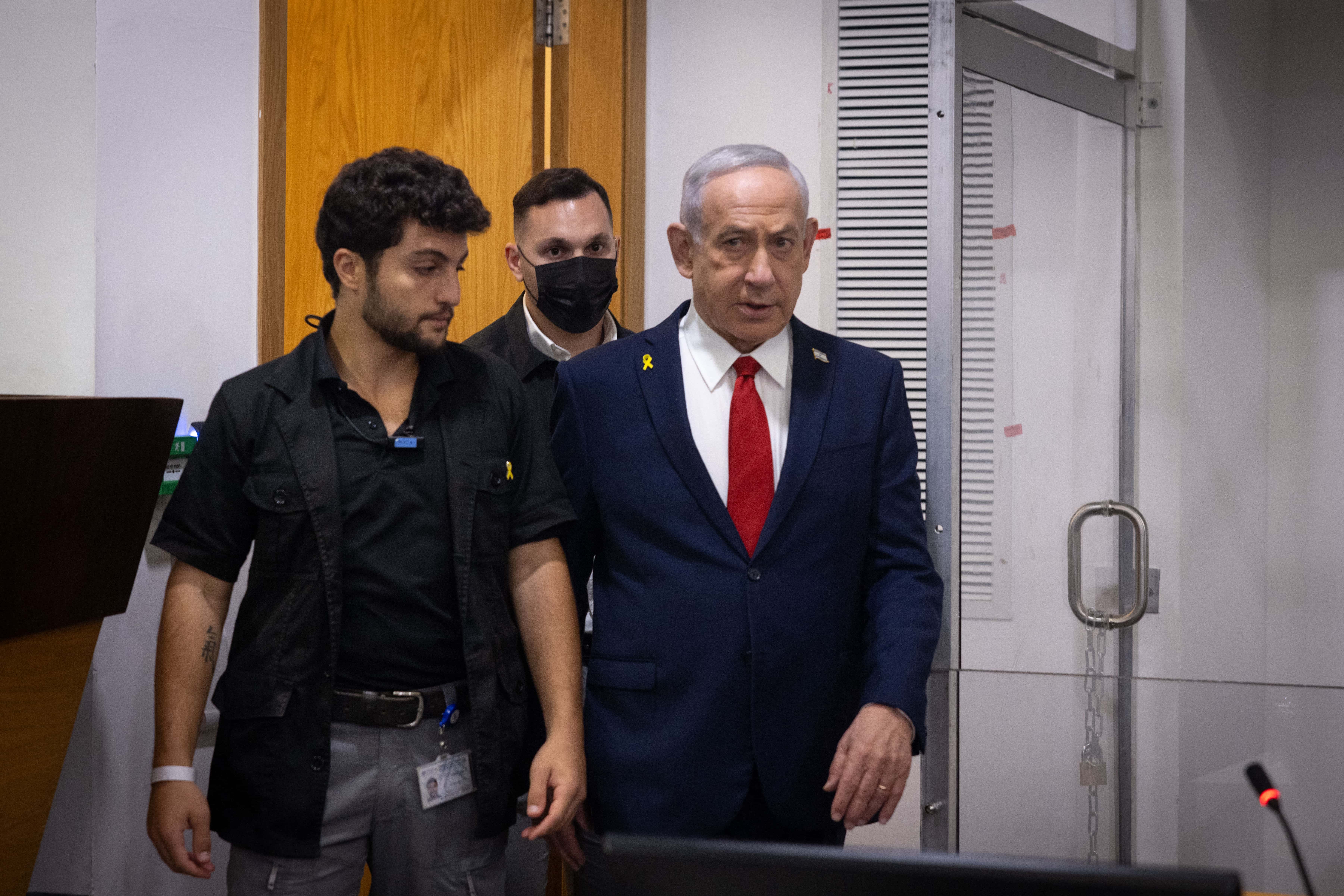בנימין נתניהו בפתח אחד מימי עדותו. בית המשפט המחוזי בתל-אביב, ספטמבר 2025 (צילום: מרים אלסטר)