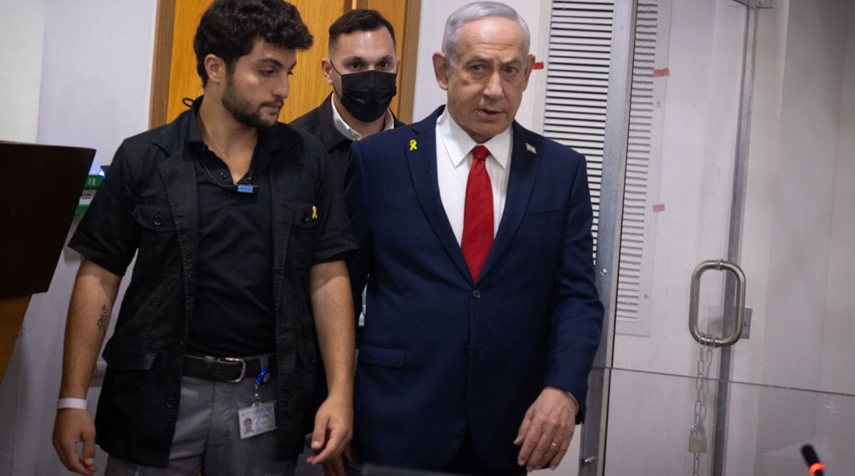 בנימין נתניהו בפתח אחד מימי עדותו. בית המשפט המחוזי בתל-אביב, ספטמבר 2025 (צילום: מרים אלסטר) בנימין נתניהו בפתח אחד מימי עדותו. בית המשפט המחוזי בתל-אביב, ספטמבר 2025 (צילום: מרים אלסטר)