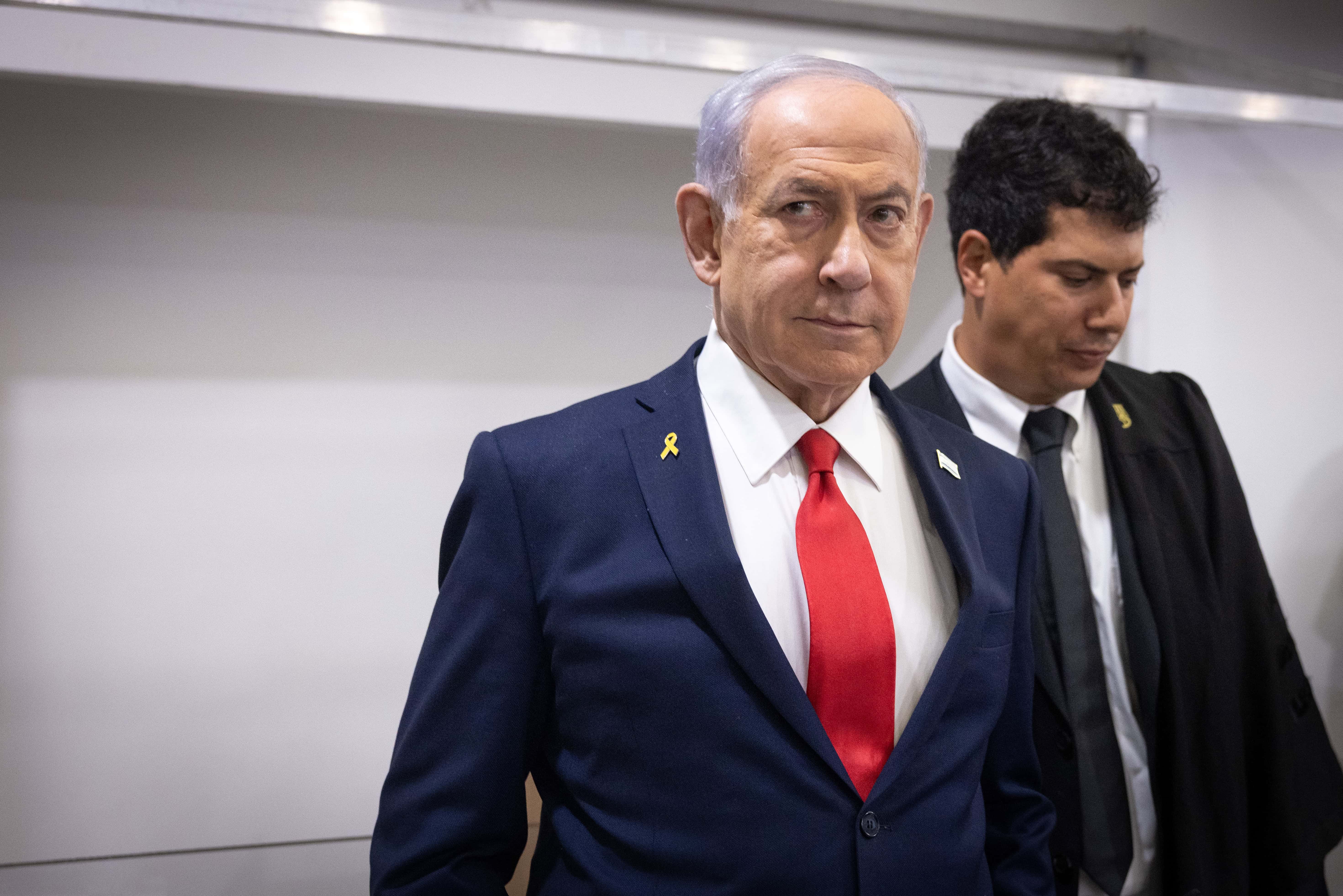 ראש ממשלת ישראל, בנימין נתניהו, בפתח אחד מדיוני חקירתו הנגדית (מימין: סנגורו, עו"ד עמית חדד). בית המשפט המחוזי בתל-אביב, 28.10.2025 (צילום: מרים אלסטר) ראש ממשלת ישראל, בנימין נתניהו, בפתח אחד מדיוני חקירתו הנגדית (מימין: סנגורו, עו"ד עמית חדד). בית המשפט המחוזי בתל-אביב, 28.10.2025 (צילום: מרים אלסטר)