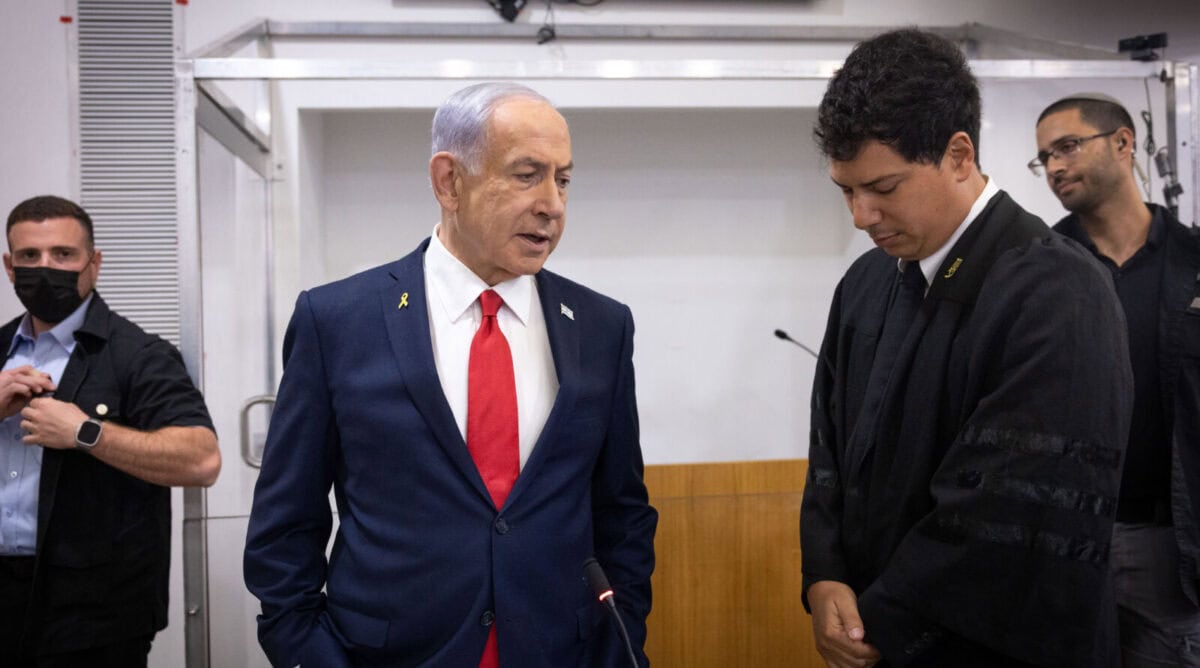 רה"מ הנאשם בנימין נתניהו (משמאל) עם עורך-דינו עמית חדד, ביהמ"ש המחוזי בתל-אביב, 28.10.25 (צילום: מרים אלסטר) רה"מ הנאשם בנימין נתניהו (משמאל) עם עורך-דינו עמית חדד, ביהמ"ש המחוזי בתל-אביב, 28.10.25 (צילום: מרים אלסטר)