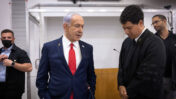רה"מ הנאשם בנימין נתניהו (משמאל) עם עורך-דינו עמית חדד, ביהמ"ש המחוזי בתל-אביב, 28.10.25 (צילום: מרים אלסטר)