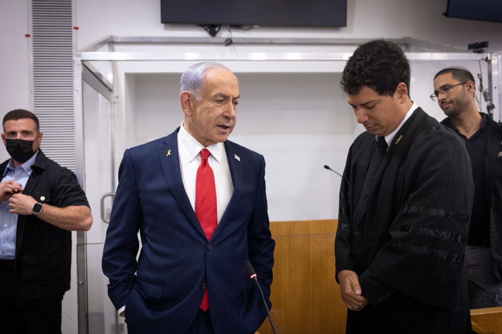 רה"מ הנאשם בנימין נתניהו (משמאל) עם עורך-דינו עמית חדד, ביהמ"ש המחוזי בתל-אביב, 28.10.25 (צילום: מרים אלסטר) רה"מ הנאשם בנימין נתניהו (משמאל) עם עורך-דינו עמית חדד, ביהמ"ש המחוזי בתל-אביב, 28.10.25 (צילום: מרים אלסטר)