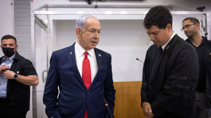 רה"מ הנאשם בנימין נתניהו (משמאל) עם עורך-דינו עמית חדד, ביהמ"ש המחוזי בתל-אביב, 28.10.25 (צילום: מרים אלסטר) רה"מ הנאשם בנימין נתניהו (משמאל) עם עורך-דינו עמית חדד, ביהמ"ש המחוזי בתל-אביב, 28.10.25 (צילום: מרים אלסטר)