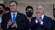 רה"מ הנאשם בנימין נתניהו (מימין) ושר הביטחון ישראל כץ, 30.10.25 (צילום: נועם רבקין פנטון)