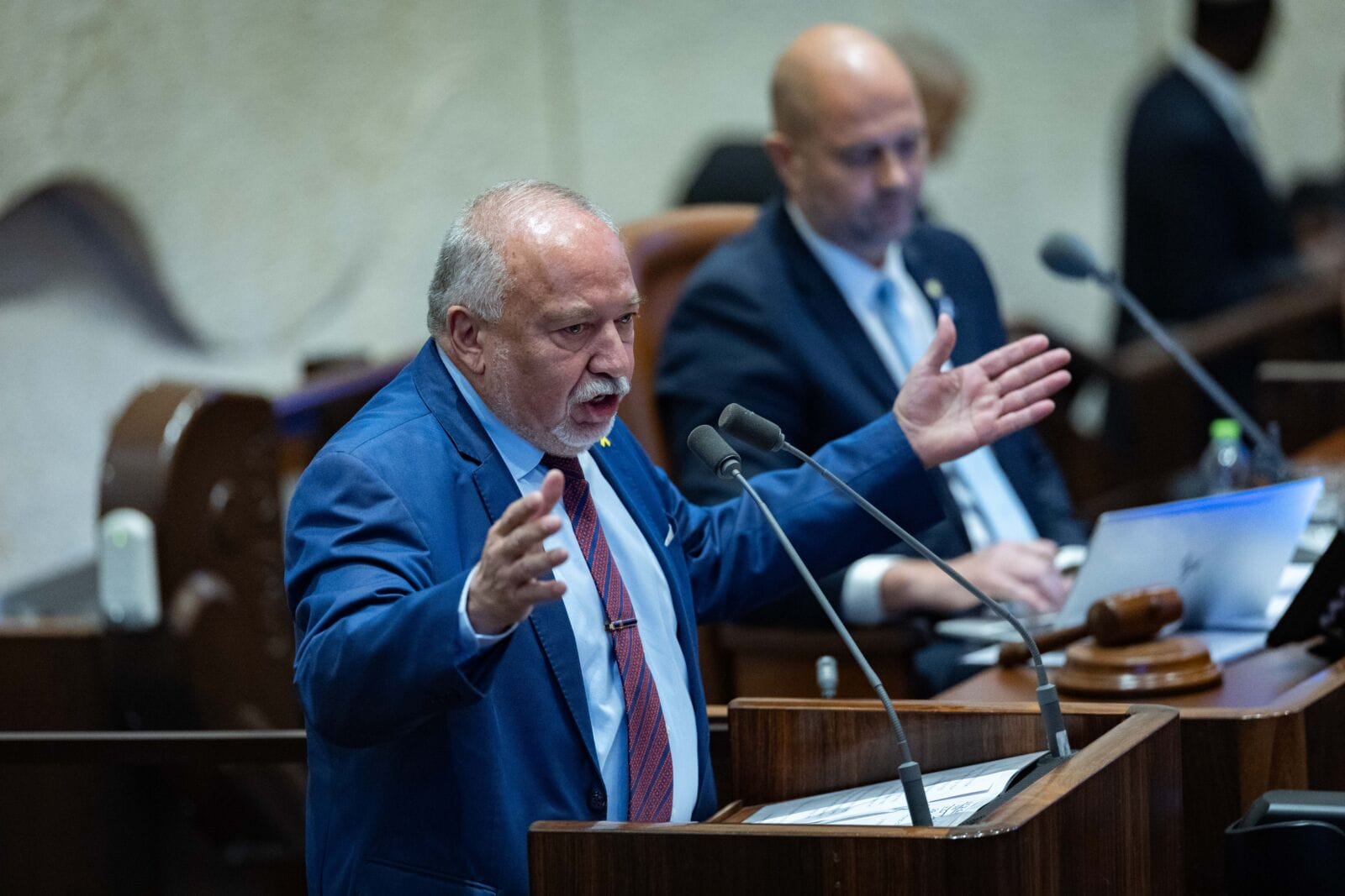 ח"כ אביגדור ליברמן במליאת הכנסת, ביום ההצבעה על הצעת החוק, 10.11.25 (צילום: יונתן זינדל)