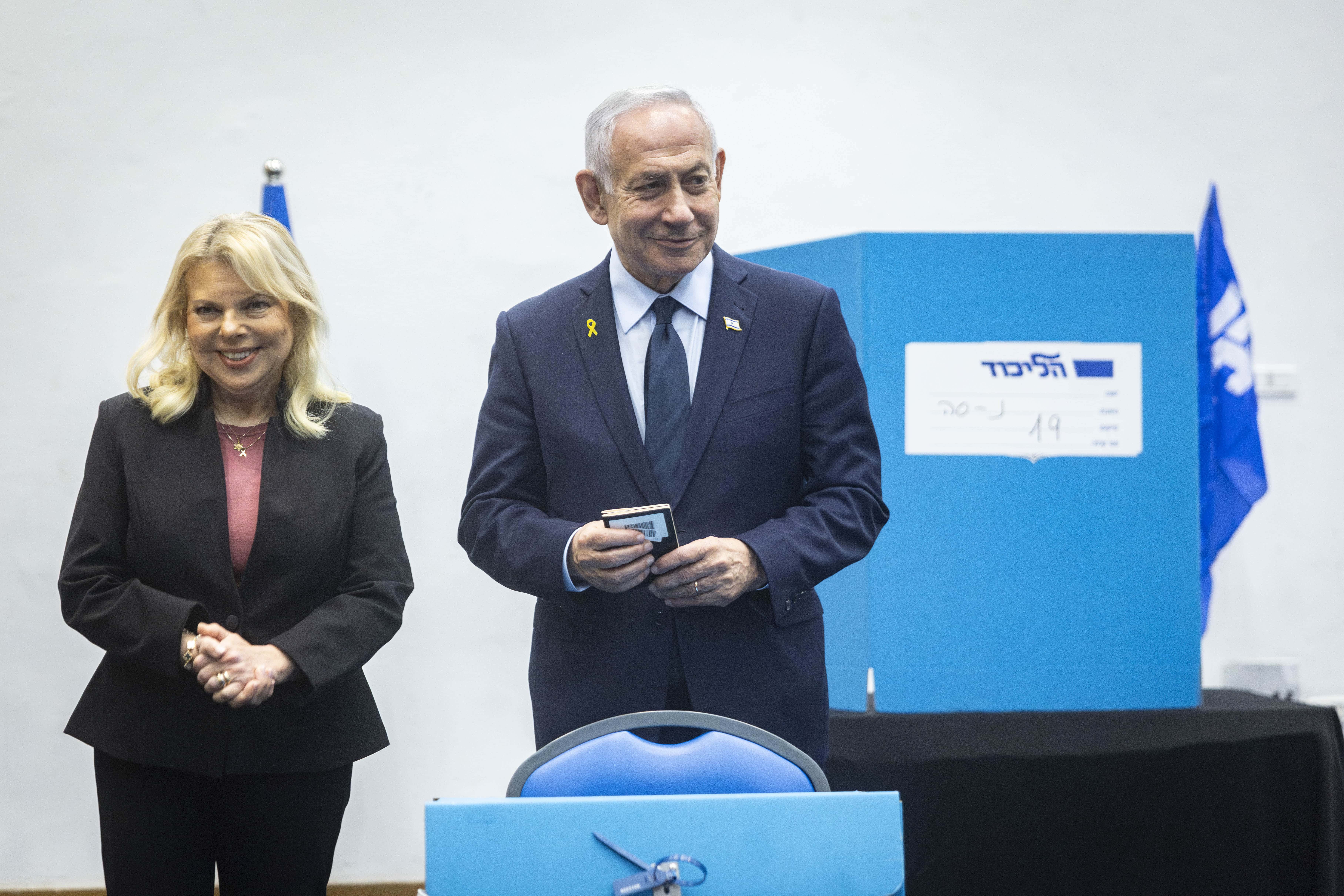בנימין ושרה נתניהו מצביעים בבחירות למרכז הליכוד. ירושלים, 25.11.2025 (צילום: חיים גולדברג)