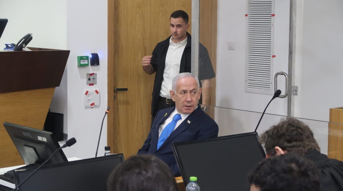 ראש הממשלה הנאשם בשוחד בנימין נתניהו, בהפסקה במהלך יום העדות ה-57 שלו, 26.11.2025 (צילום: אורן פרסיקו) ראש הממשלה הנאשם בשוחד בנימין נתניהו, בהפסקה במהלך יום העדות ה-57 שלו, 26.11.2025 (צילום: אורן פרסיקו)