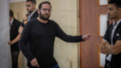 יונתן אוריך, דוברו של בנימין נתניהו, בפתח אולם משפט המו"לים בירושלים. יוני 2023 (צילום: אורן בן-חקון)