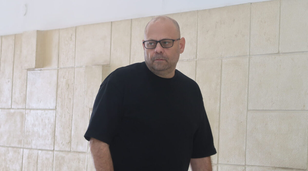 סנ"צ בדימוס צחי חבקין באחת ההפסקות בעדותו במשפט המו"לים, 16.11.2025 (צילום: אורן פרסיקו)