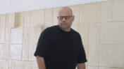 סנ"צ בדימוס צחי חבקין באחת ההפסקות בעדותו במשפט המו"לים, 16.11.2025 (צילום: אורן פרסיקו)