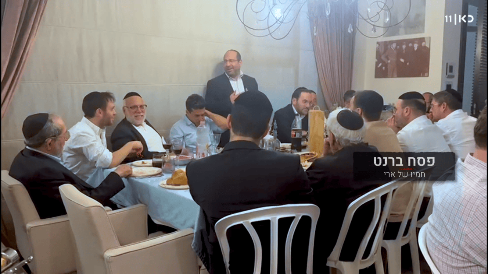 עמיחי שיקלי (רביעי משמאל) בביתו של רוזנפלד, צילום מסך מהסרט "הנגד א'"