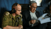 רה"מ הנאשם בנימין נתניהו (מימין) עם מזכירו הצבאי רומן גופמן, 23.5.2024 (צילום: מעיין טואף, לע"מ)