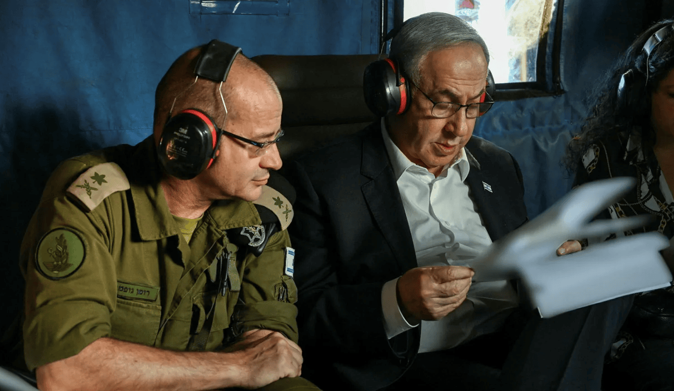 רה"מ הנאשם בנימין נתניהו (מימין) עם מזכירו הצבאי רומן גופמן, 23.5.2024 (צילום: מעיין טואף, לע"מ) רה"מ הנאשם בנימין נתניהו (מימין) עם מזכירו הצבאי רומן גופמן, 23.5.2024 (צילום: מעיין טואף, לע"מ)