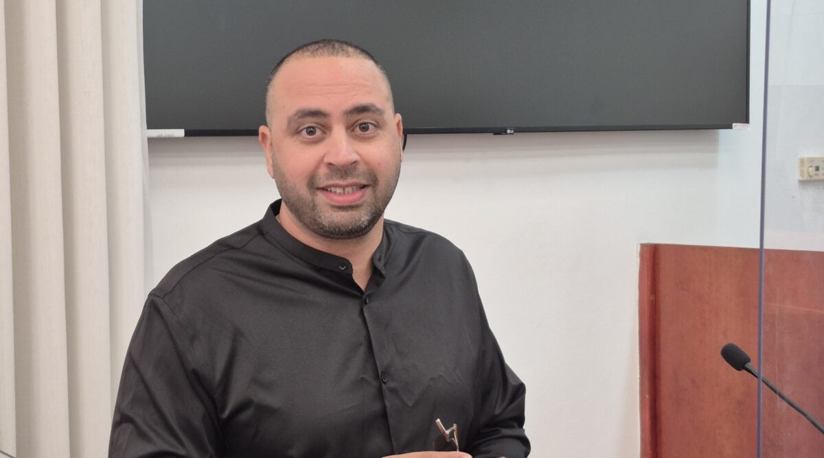 אפי אזולאי, לפני חקירתו הנגדית במשפט המו"לים, 14.12.25 (צילום: אורן פרסיקו) אפי אזולאי, לפני חקירתו הנגדית במשפט המו"לים, 14.12.25 (צילום: אורן פרסיקו)