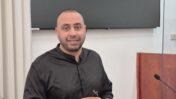 אפי אזולאי, לפני חקירתו הנגדית במשפט המו"לים, 14.12.25 (צילום: אורן פרסיקו) אפי אזולאי, לפני חקירתו הנגדית במשפט המו"לים, 14.12.25 (צילום: אורן פרסיקו)
