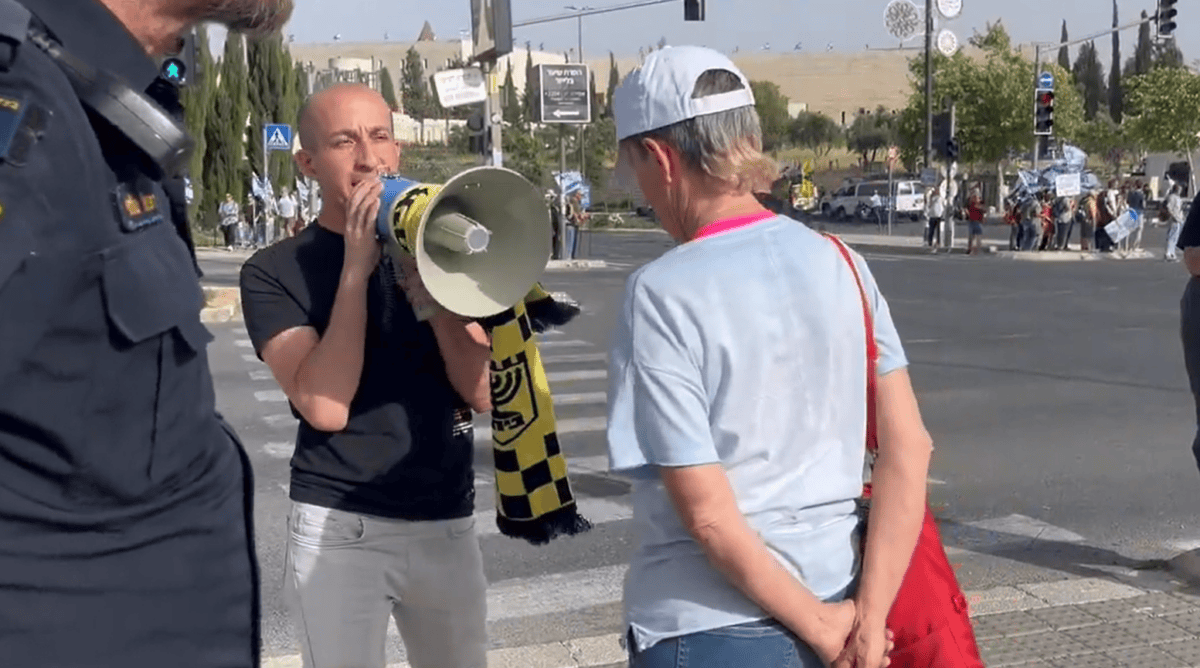 לביא כהן מקלל (צילום מסך)