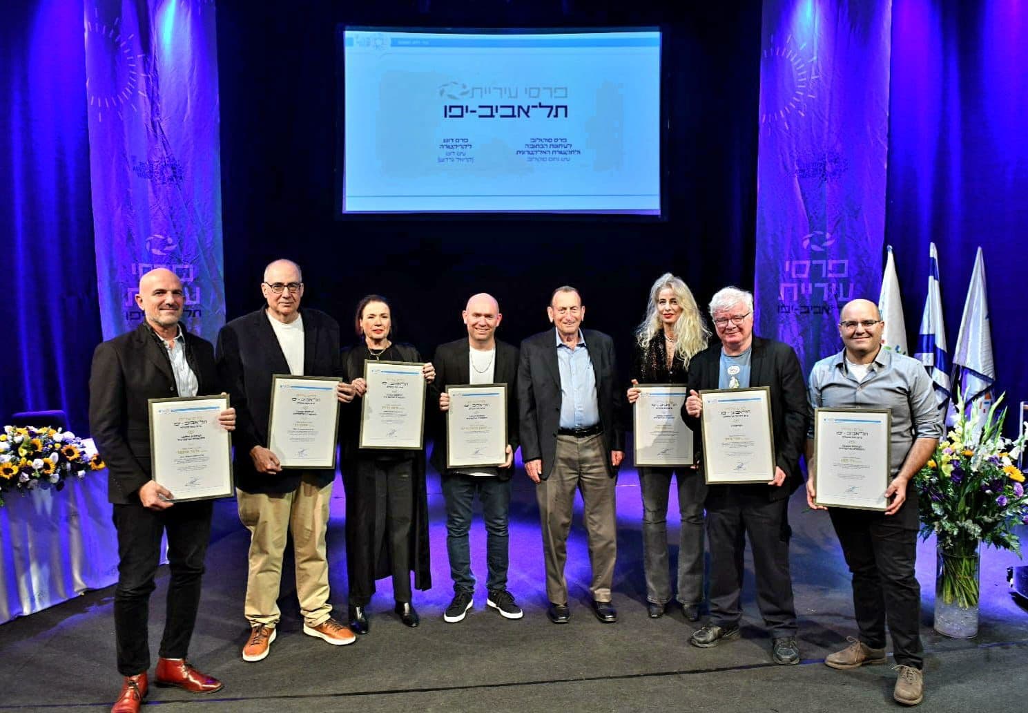 זוכי פרס סוקולוב לשנת 2025 יחד עם ראש עיריית תל אביב. מימין: ניר חסון, אורי פינק, ענת גורן, רון חולדאי, יהושע (ג'וש) בריינר, סימה קדמון, אמנון רבי וגלעד טוקטלי, 9.12.2025 (צילום: כפיר סיון)