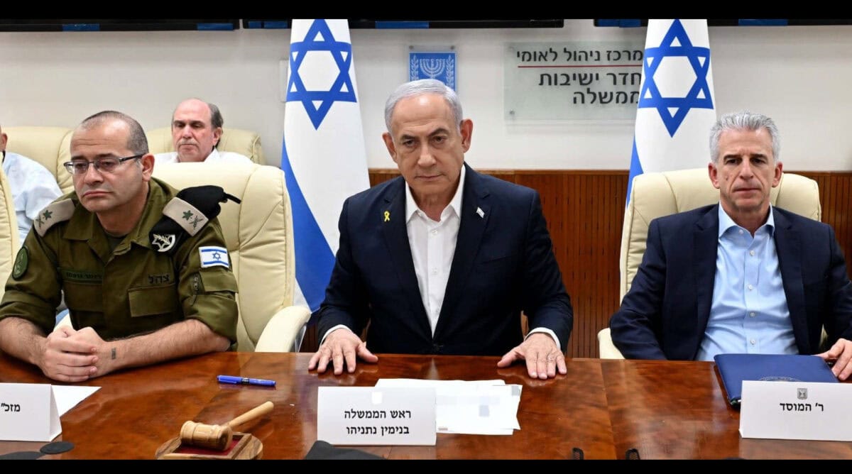 מימין: ראש המוסד דוד ברנע, רה"מ הנאשם בנימין נתניהו, מזכירו הצבאי של נתניהו רומן גופמן (צילום: אבי אוחיון, לע"מ)