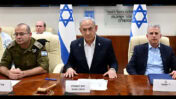 מימין: ראש המוסד דוד ברנע, רה"מ הנאשם בנימין נתניהו, מזכירו הצבאי של נתניהו רומן גופמן (צילום: אבי אוחיון, לע"מ)