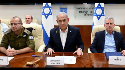 מימין: ראש המוסד דוד ברנע, רה"מ הנאשם בנימין נתניהו, מזכירו הצבאי של נתניהו רומן גופמן, 13.10.24 (צילום: אבי אוחיון, לע"מ) מימין: ראש המוסד דוד ברנע, רה"מ הנאשם בנימין נתניהו, מזכירו הצבאי של נתניהו רומן גופמן, 13.10.24 (צילום: אבי אוחיון, לע"מ)